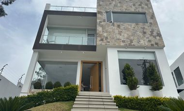 Vendo casa grande, Nayon