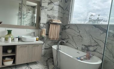 Vendo casa grande, Nayon