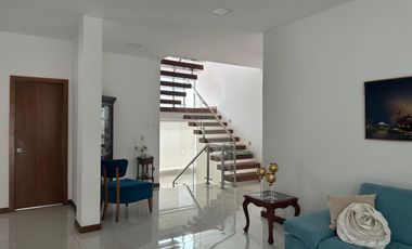 Vendo casa grande, Nayon