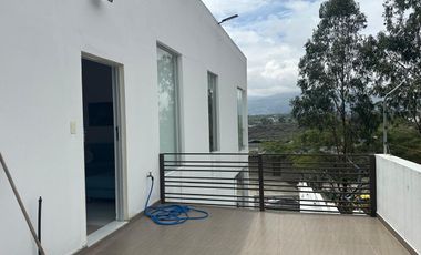 Vendo casa grande, Nayon