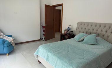 Vendo casa grande, Nayon