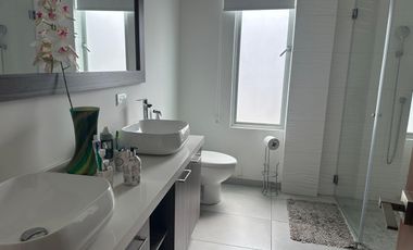 Vendo casa grande, Nayon