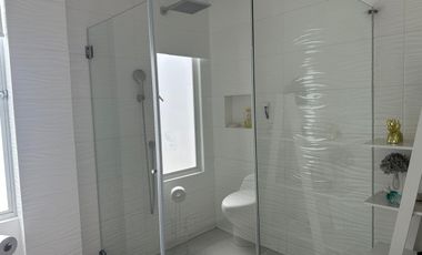 Vendo casa grande, Nayon