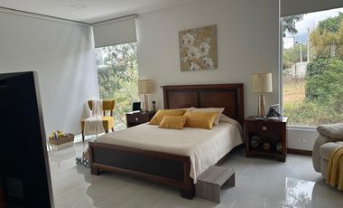 Vendo casa grande, Nayon