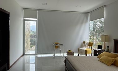 Vendo casa grande, Nayon