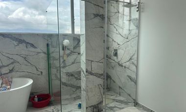 Vendo casa grande, Nayon