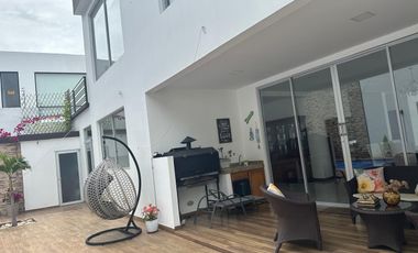 Vendo casa grande, Nayon