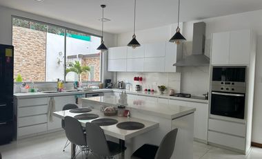 Vendo casa grande, Nayon