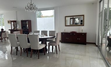 Vendo casa grande, Nayon