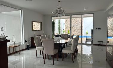 Vendo casa grande, Nayon