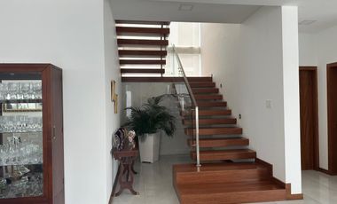 Vendo casa grande, Nayon