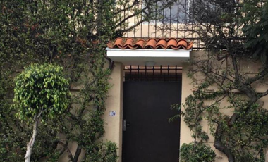 VENDO CASA EN CALLE CERRADA EN LOMAS DE LA HERRADURA, Amplios espacios, 4 recamaras, cerca de Club, Calle cerrada. Jardín,