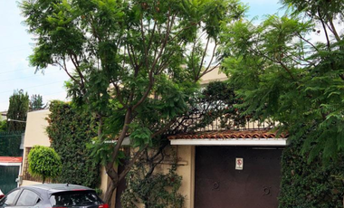 VENDO CASA EN CALLE CERRADA EN LOMAS DE LA HERRADURA, Amplios espacios, 4 recamaras, cerca de Club, Calle cerrada. Jardín,