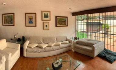 VENDO CASA EN CALLE CERRADA EN LOMAS DE LA HERRADURA, Amplios espacios, 4 recamaras, cerca de Club, Calle cerrada. Jardín,