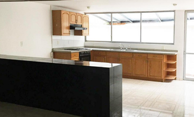 VENDO CASA EN CALLE CERRADA EN LOMAS DE LA HERRADURA, Amplios espacios, 4 recamaras, cerca de Club, Calle cerrada. Jardín,