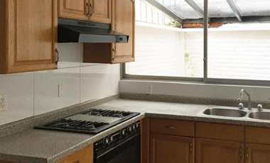 VENDO CASA EN CALLE CERRADA EN LOMAS DE LA HERRADURA, Amplios espacios, 4 recamaras, cerca de Club, Calle cerrada. Jardín,