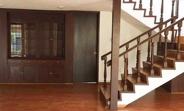 VENDO CASA EN CALLE CERRADA EN LOMAS DE LA HERRADURA, Amplios espacios, 4 recamaras, cerca de Club, Calle cerrada. Jardín,