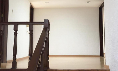 VENDO CASA EN CALLE CERRADA EN LOMAS DE LA HERRADURA, Amplios espacios, 4 recamaras, cerca de Club, Calle cerrada. Jardín,