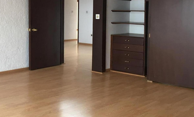 VENDO CASA EN CALLE CERRADA EN LOMAS DE LA HERRADURA, Amplios espacios, 4 recamaras, cerca de Club, Calle cerrada. Jardín,