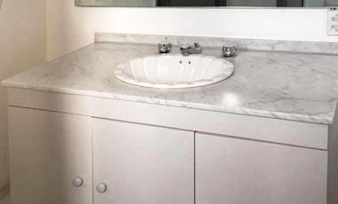 VENDO CASA EN CALLE CERRADA EN LOMAS DE LA HERRADURA, Amplios espacios, 4 recamaras, cerca de Club, Calle cerrada. Jardín,