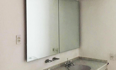 VENDO CASA EN CALLE CERRADA EN LOMAS DE LA HERRADURA, Amplios espacios, 4 recamaras, cerca de Club, Calle cerrada. Jardín,