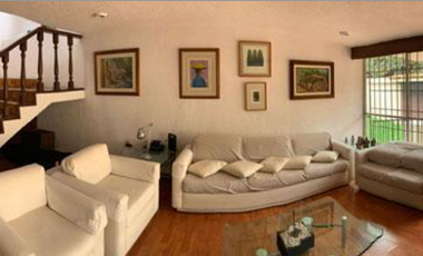 VENDO CASA EN CALLE CERRADA EN LOMAS DE LA HERRADURA, Amplios espacios, 4 recamaras, cerca de Club, Calle cerrada. Jardín,