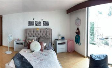 VENDO CASA EN CALLE CERRADA EN LOMAS DE LA HERRADURA, Amplios espacios, 4 recamaras, cerca de Club, Calle cerrada. Jardín,