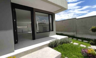 Hermosa casa por estrenar, dos pisos, parqueader, zona BBQ. En urbanización privada. Fajardo, Valle de los Chillos