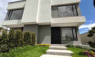 Hermosa casa por estrenar, dos pisos, parqueader, zona BBQ. En urbanización privada. Fajardo, Valle de los Chillos