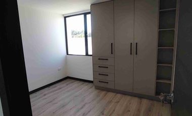 Hermosa casa por estrenar, dos pisos, parqueader, zona BBQ. En urbanización privada. Fajardo, Valle de los Chillos