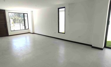 Hermosa casa por estrenar, dos pisos, parqueader, zona BBQ. En urbanización privada. Fajardo, Valle de los Chillos