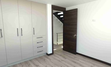 Hermosa casa por estrenar, dos pisos, parqueader, zona BBQ. En urbanización privada. Fajardo, Valle de los Chillos