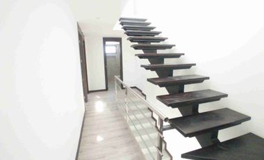 Hermosa casa por estrenar, dos pisos, parqueader, zona BBQ. En urbanización privada. Fajardo, Valle de los Chillos