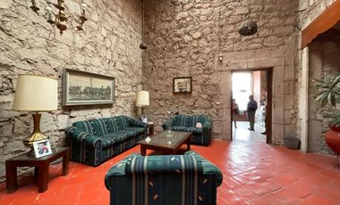 Se vende casa en el corazón del centro histórico media cuadra de plaza de armas