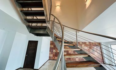 Se Vende amplio Pent-house con vista panorámica a media cuadra de av. canelinas