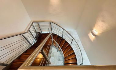 Se Vende amplio Pent-house con vista panorámica a media cuadra de av. canelinas