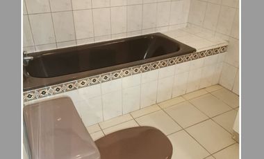 EN VENTA, Casa de 5 dormitorios, 3 baños mas servicios, La reina