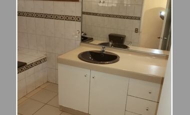 EN VENTA, Casa de 5 dormitorios, 3 baños mas servicios, La reina