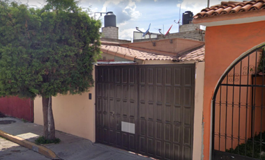 ATRACTIVA CASA CON EXCELENTE UBICACIÓN CERCANA A VIALIDADES PRINCIPALES.