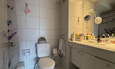 Se Vende Amplio 3 Dormitorios + Servicio. Estacionamiento + Bodega. Las Condes, Colón Oriente.