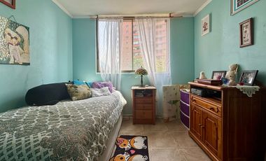 Se Vende Amplio 3 Dormitorios + Servicio. Estacionamiento + Bodega. Las Condes, Colón Oriente.