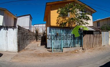 En Vicuña, arriendo de casa año corrido 2D,  1B y estacionamiento. $300.000