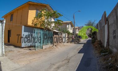 En Vicuña, arriendo de casa año corrido 2D,  1B y estacionamiento. $300.000