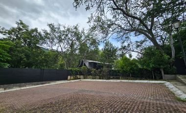 LAS CAÑADAS CASA EN VENTA PRECIOSA A CAMPO DE GOLF UNA SOLA PLANTA CON ALBERCA