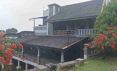 Rumah Vila ada Kolam