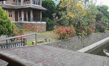 Rumah Vila ada Kolam