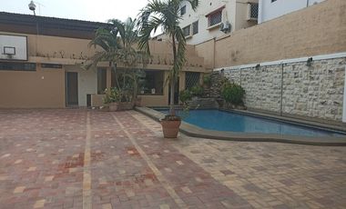 Alquiler de Casa 6 dormitorios, piscina, garaje en Kennedy Norte