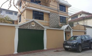 Alquiler de Casa 6 dormitorios, piscina, garaje en Kennedy Norte