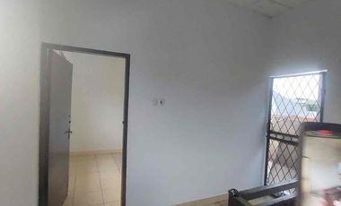 disewakan rumah pinggir jalan di larangan