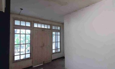 Disewakan rumah 1.5 lantai pinggi jalan Paris 2 hook Jl. Sejahtera